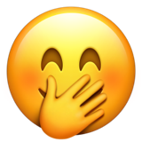Visage avec une main sur la bouche