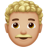 homme : peau moyennement claire et cheveux bouclés