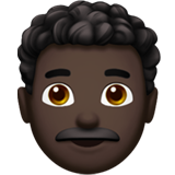 homme : peau foncée et cheveux bouclés