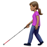 femme avec canne blanche : peau légèrement mate