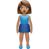 femme debout : peau légèrement mate