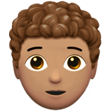 adulte : peau légèrement mate et cheveux bouclés