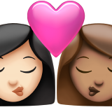 bisou : femme, femme, peau claire et peau légèrement mate