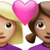 couple avec cœur : femme, femme, peau moyennement claire et peau légèrement mate