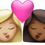 bisou : femme, femme, peau moyennement claire et peau mate