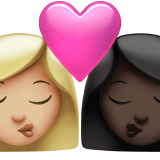 bisou : femme, femme, peau moyennement claire et peau foncée