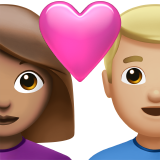 couple avec cœur : femme, homme, peau légèrement mate et peau moyennement claire