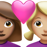 couple avec cœur : femme, femme, peau légèrement mate et peau moyennement claire