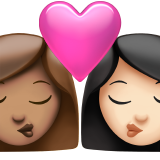 bisou : femme, femme, peau légèrement mate et peau claire