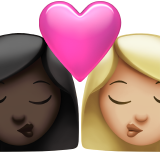 bisou : femme, femme, peau foncée et peau moyennement claire