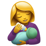 femme allaitant un bébé
