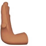 main qui pousse vers la gauche : peau légèrement mate