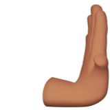 main qui pousse vers la droite : peau légèrement mate