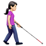 femme avec canne blanche : peau claire et vers la droite