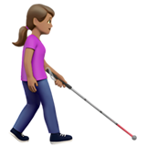 femme avec canne blanche : peau légèrement mate et vers la droite