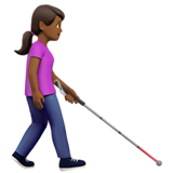 femme avec canne blanche : peau mate et vers la droite