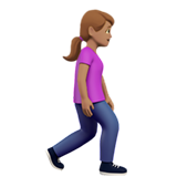 femme qui marche : peau légèrement mate et vers la droite