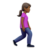 femme qui marche : peau mate et vers la droite