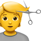 Personne qui se fait couper les cheveux