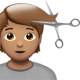 personne qui se fait couper les cheveux : peau légèrement mate