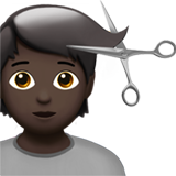 personne qui se fait couper les cheveux : peau foncée