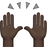 mains levées : peau foncée