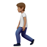 personne qui marche : peau légèrement mate