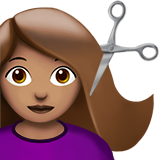 femme qui se fait couper les cheveux : peau légèrement mate