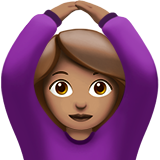 femme faisant un geste d’acceptation : peau légèrement mate