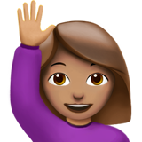 femme qui lève la main : peau légèrement mate