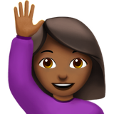 femme qui lève la main : peau mate